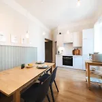 Blue Flat By Grazrentals 2 Bedrooms For Groups & Free Parking 아파트