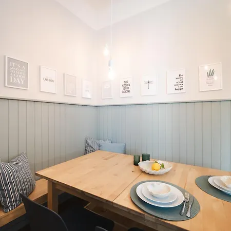 Blue Flat By Grazrentals Location & Free Parking *