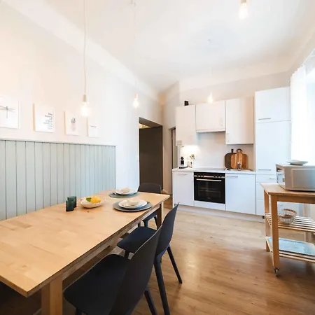 Blue Flat By Grazrentals 2 Bedrooms For Groups & Free Parking Apartment