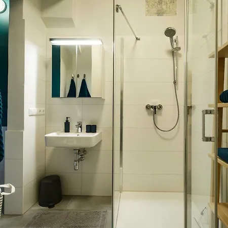 Blue Flat By Grazrentals Location & Free Parking *