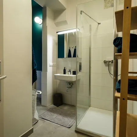 Blue Flat By Grazrentals Location & Free Parking